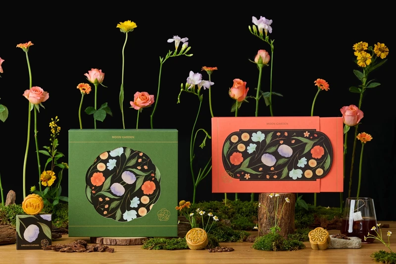 「漫月花園 Moon Garden」平裝版／精裝版兩款禮盒。