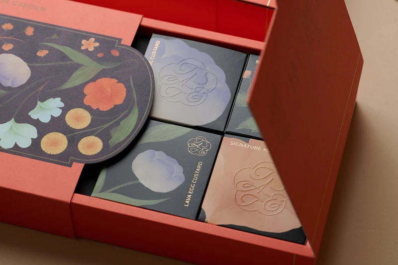 花團錦簇的視覺設計在外盒，活潑的用色大器又創新。