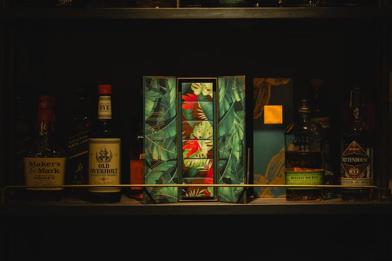 外盒以經典威士忌精裝酒盒設計結合蔥鬱熱帶雨林圖騰與鮮豔色彩。