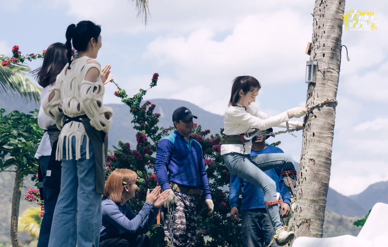 《光開門就很忙了》許瑋甯挑戰爬椰子樹。