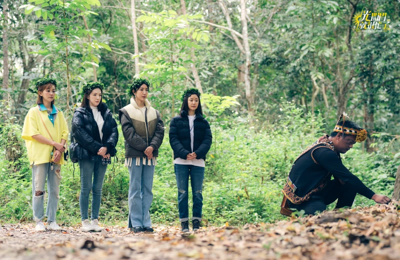《光開門就很忙了》左起陳意涵、許瑋甯、楊謹華、林心如準備泡森林浴。
