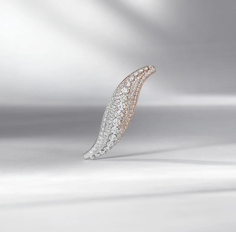 NEW HARICOT胸針,白K金、玫瑰金、鑽石。 NEW HARICOT胸針,白K金、玫瑰金、鑽石。