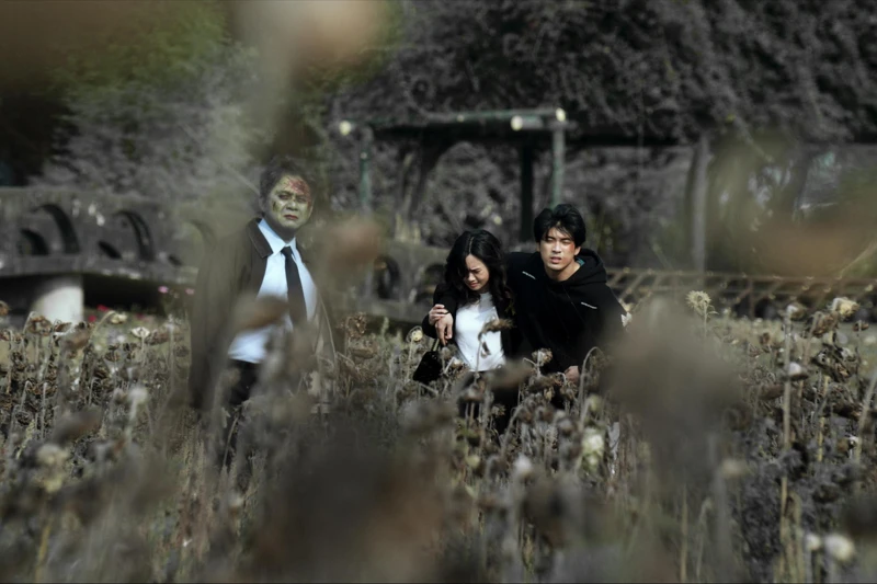 《地獄里長》「善惡殿」在遊樂園內的枯萎向日葵花田取景，左起為洪都拉斯、嚴正嵐、林哲熹