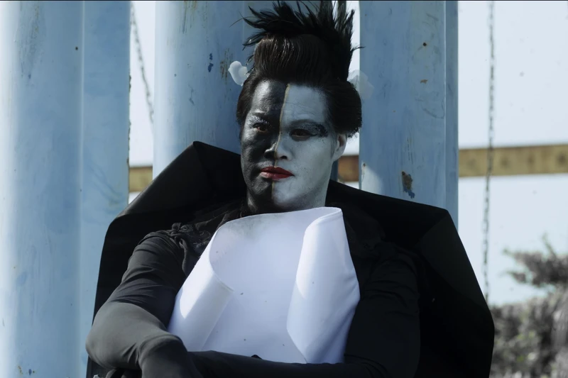 《地獄里長》九天民俗技藝團副團長瑪利亞（陳世旻）客串演出，「黑白臉」面容造型象徵善惡分明