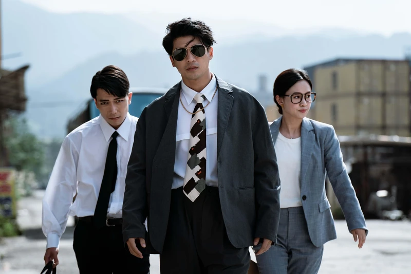 《地獄里長》林哲熹（中）劇中率嚴正嵐（右）、楊傑宇（左）變裝調查遊覽車翻覆事故之謎