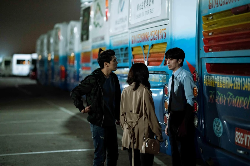 《地獄里長》侯彥西（右）扮演遊覽車事故中的關鍵角色，左起為林哲熹、嚴正嵐