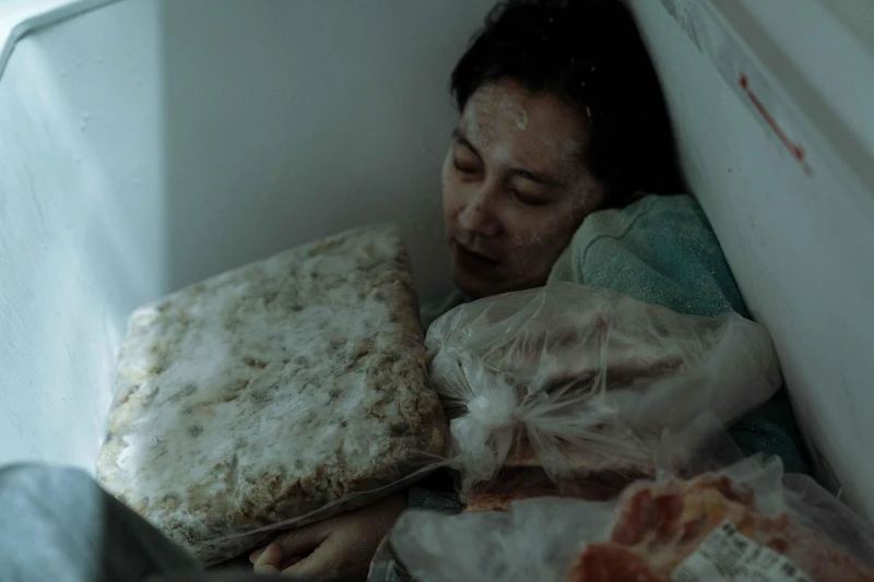 《地獄里長》施名帥飾演醫生，離奇死在冰櫃裡