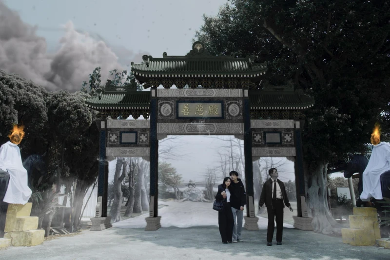 《地獄里長》洪都拉斯（右）劇中引領林哲熹（中）進入地獄第二殿「善惡殿」，左為嚴正嵐