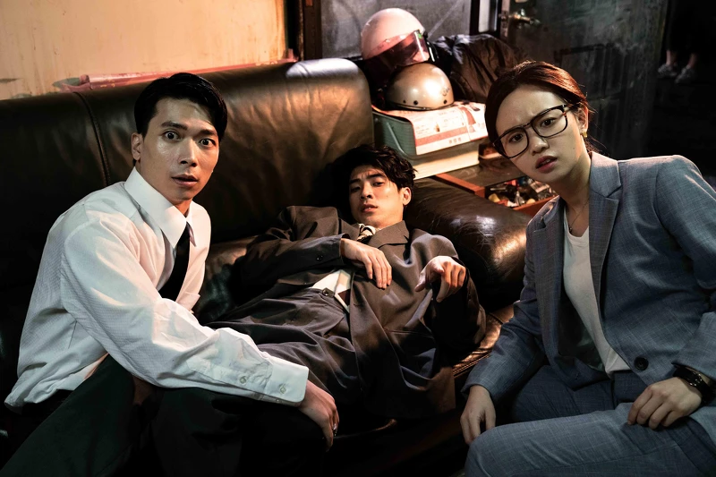 《地獄里長》楊傑宇（左起）、林哲熹、嚴正嵐為查案化身遊覽車公司的老闆與員工