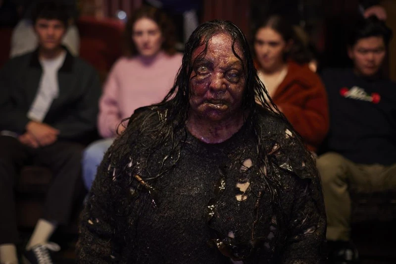 電影《鬼手鬼手 請開口》_電影超越碟仙恐怖指數,改用靈媒屍手降靈,為了提升觀眾恐懼指數找來《駭客任務》、《金鋼狼》團隊來打造逼真的鬼妝 電影《鬼手鬼手 請開口》_電影超越碟仙恐怖指數,改用靈媒屍手降靈,為了提升觀眾恐懼指數找來《駭客任務》、《金鋼狼》團隊來打造逼真的鬼妝