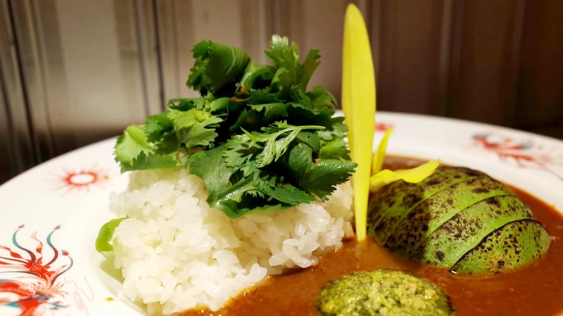 「香菜堅果奶油酪梨咖喱」