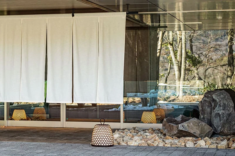 入口就能看到許多「岩石」造景。