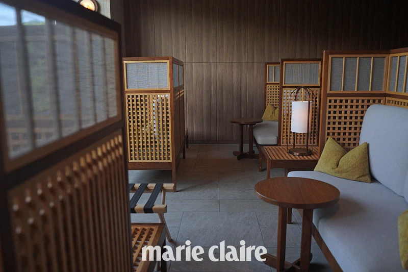 能悠閒的坐在大廳辦理入房手續。