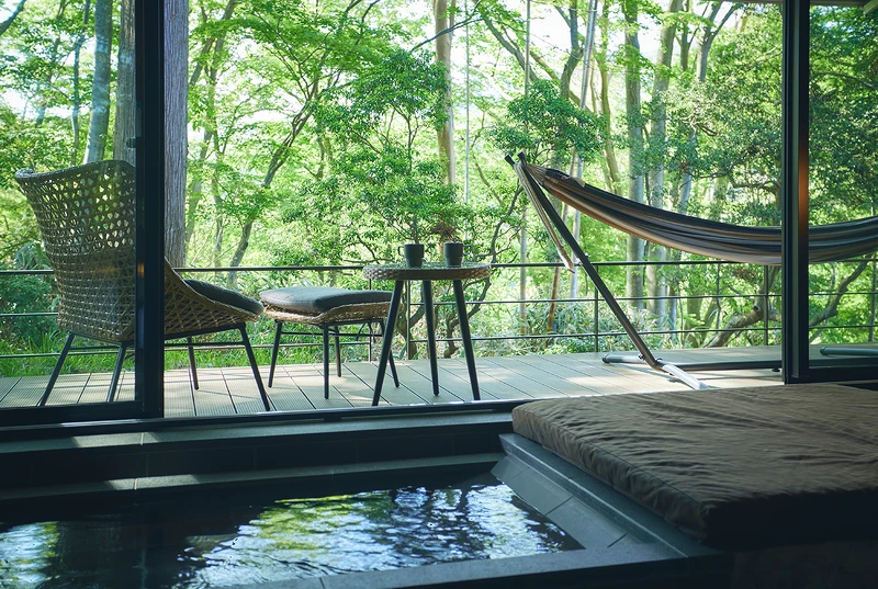 一樓客房浴池更有小露台，可在吊床上、躺椅上休息。