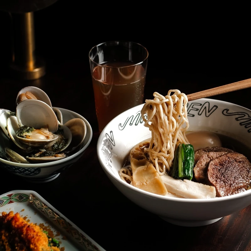 面麵是介於拉麵與中華そば（soba）之間的料理。