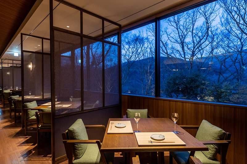 餐廳空間以高低差規劃，像是開放空間，卻又有著獨立的特性，還能觀看戶外景色。