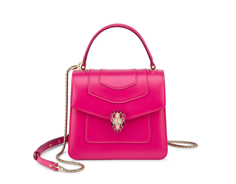 BVLGARI SERPENTI FOREVER TOP HANDLE 桃紅碧璽色小牛皮手提肩背包,NT106,500元。 BVLGARI SERPENTI FOREVER TOP HANDLE 桃紅碧璽色小牛皮手提肩背包,NT106,500元。