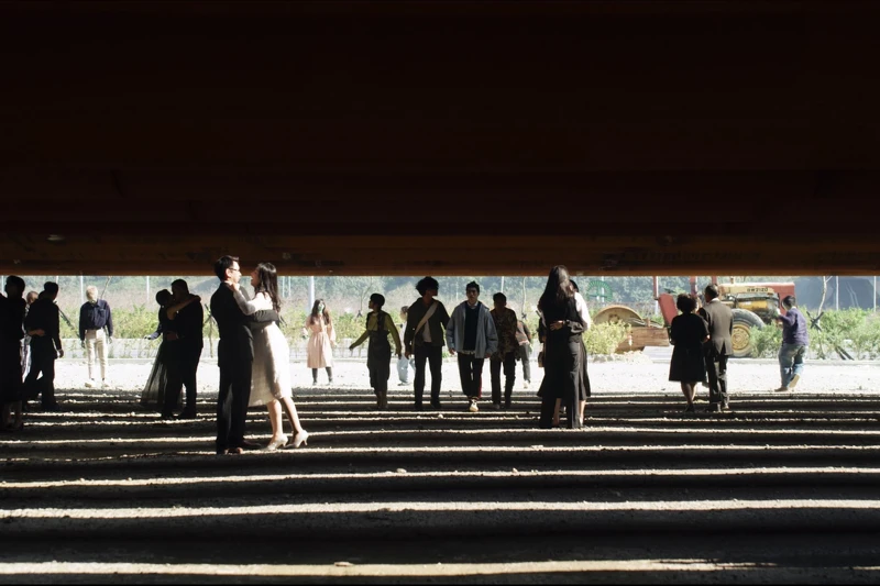 《地獄里長》地獄愛情殿是導演瞿友寧最喜歡的場景,地上一條條金線是陽光照進涵管間的縫隙所呈現 《地獄里長》地獄愛情殿是導演瞿友寧最喜歡的場景,地上一條條金線是陽光照進涵管間的縫隙所呈現