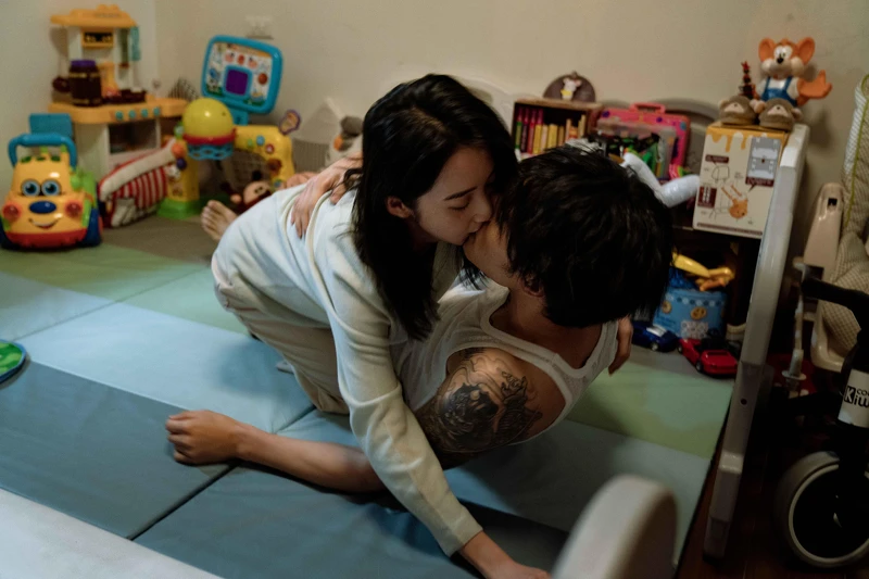 《地獄里長》李沐(左)與陳昊森為劇中親密戲溝通與排練多次,力求拍攝時一次過關 《地獄里長》李沐(左)與陳昊森為劇中親密戲溝通與排練多次,力求拍攝時一次過關