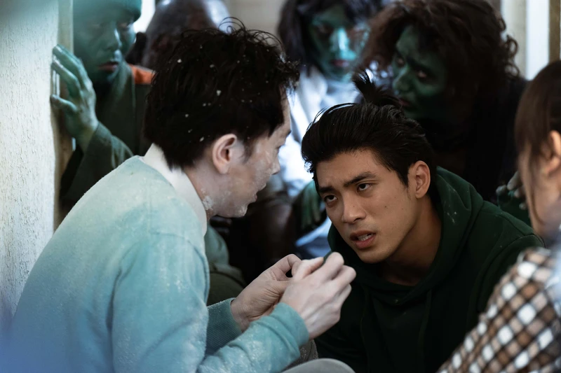 《地獄里長》林哲熹(右)與飾演「冷凍鬼」的施名帥有精彩搞笑的對手戲 《地獄里長》林哲熹(右)與飾演「冷凍鬼」的施名帥有精彩搞笑的對手戲