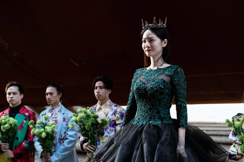 《地獄里長》曾之喬(右)應瞿友寧導演之邀,客串演出地獄「愛情殿」殿主 《地獄里長》曾之喬(右)應瞿友寧導演之邀,客串演出地獄「愛情殿」殿主