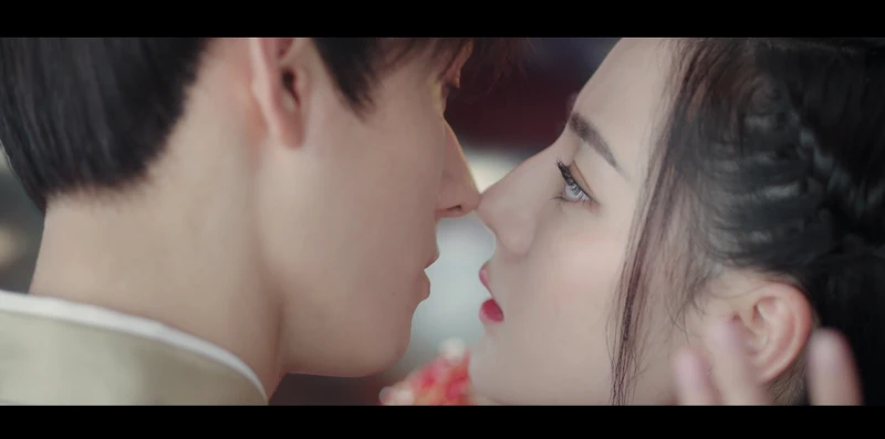 《安樂傳》迪麗熱巴、龔俊上演「鼻尖吻」。