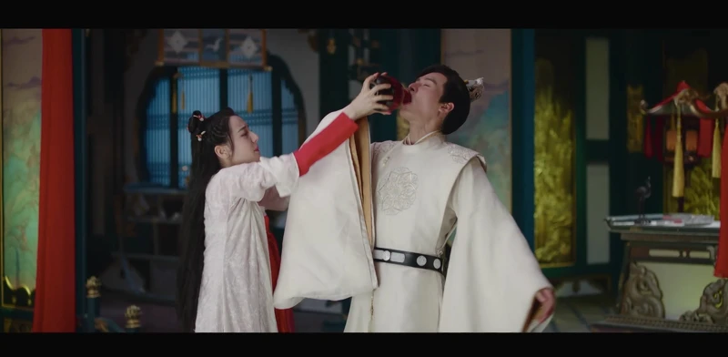 《安樂傳》迪麗熱巴、龔俊酒醉擁抱。