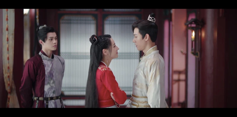 《安樂傳》迪麗熱巴仔細端詳龔俊美貌。