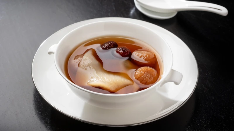 甜品更有罕見的花膠入菜!罕見的以甜品,搭配龍眼乾、紅棗共同燉煮三小時 甜品更有罕見的花膠入菜!罕見的以甜品,搭配龍眼乾、紅棗共同燉煮三小時