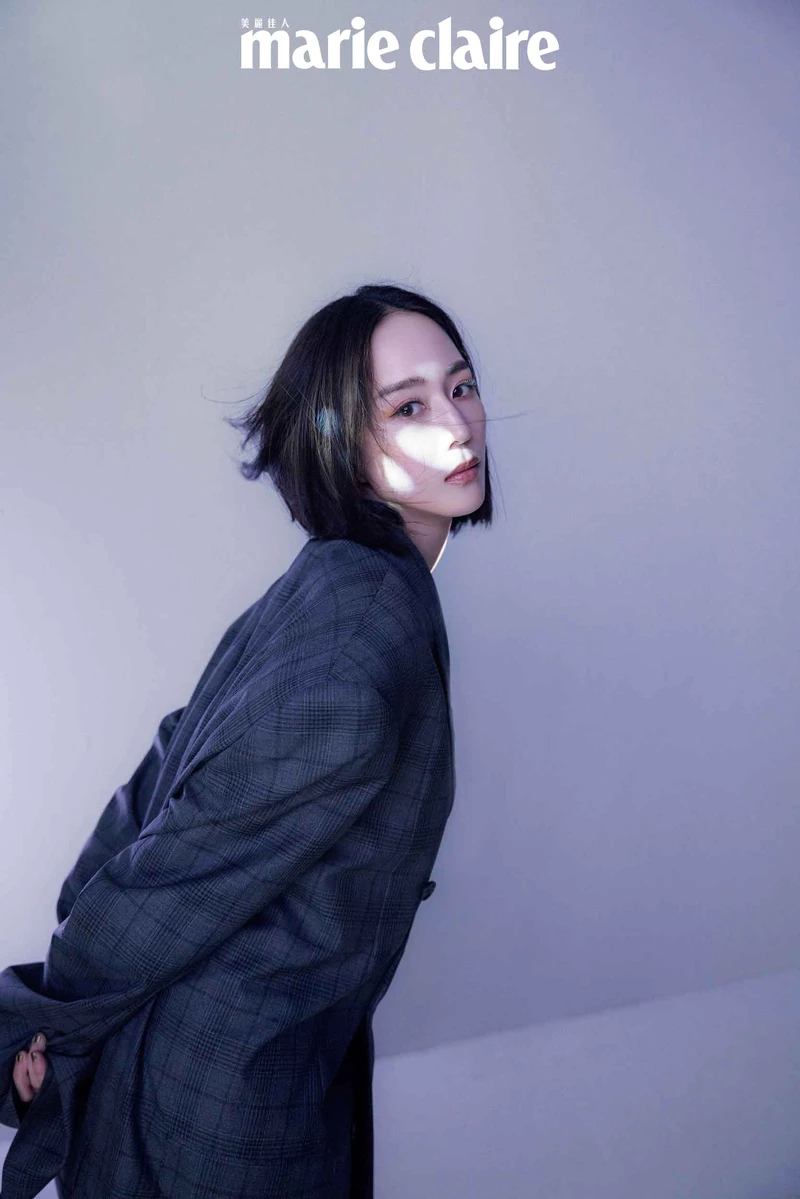 灰色格紋西裝外套,Balenciaga。 灰色格紋西裝外套,Balenciaga。