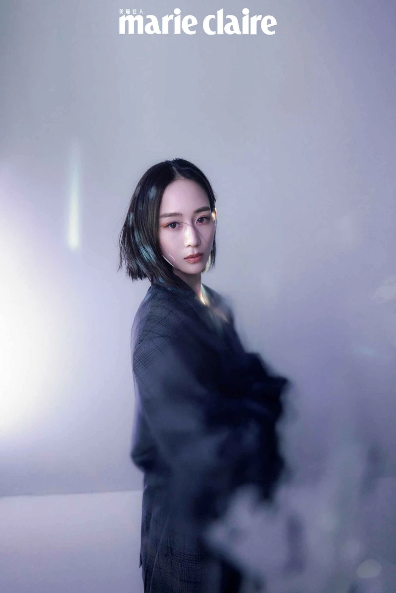 灰色格紋西裝外套,Balenciaga。 灰色格紋西裝外套,Balenciaga。