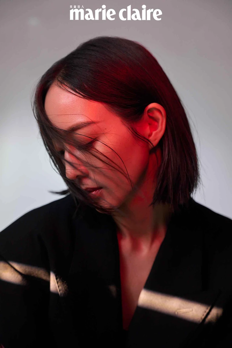 黑色西裝外套,Balenciaga。 黑色西裝外套,Balenciaga。