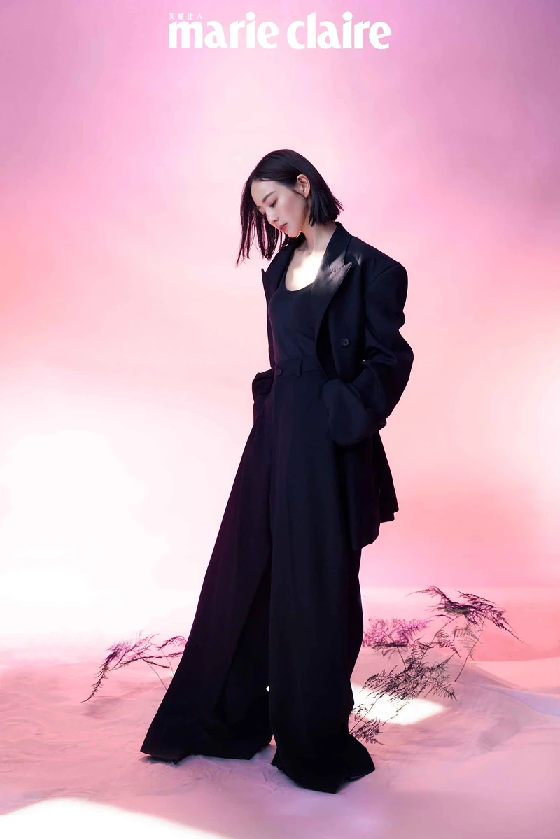 黑色西裝外套、黑色寬鬆西裝長褲,both by Balenciaga。 黑色西裝外套、黑色寬鬆西裝長褲,both by Balenciaga。