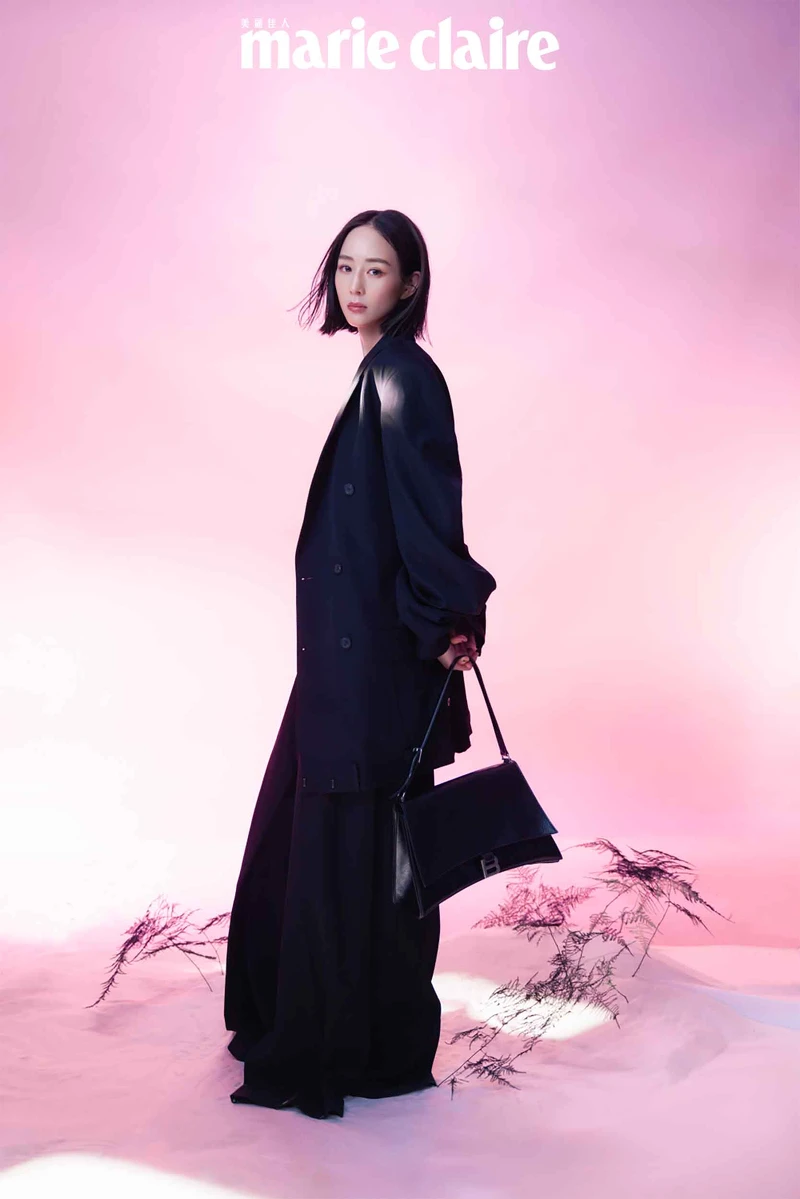 黑色西裝外套、黑色寬鬆西裝長褲、黑色側背包,all by Balenciaga。 黑色西裝外套、黑色寬鬆西裝長褲、黑色側背包,all by Balenciaga。