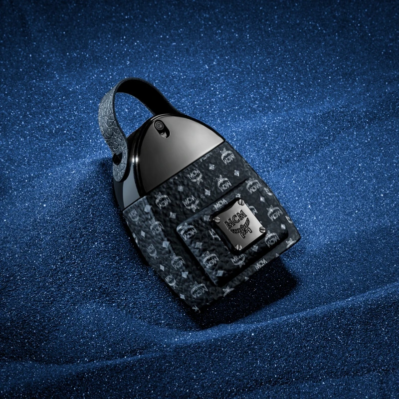 MCM ONYX 黑曜背包淡香精情境圖。