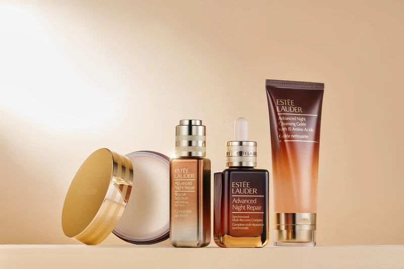 (左至右) 小棕卸妝膏、小棕SOS安瓶、小棕瓶、小棕潔顏蜜。 (左至右) 小棕卸妝膏、小棕SOS安瓶、小棕瓶、小棕潔顏蜜。