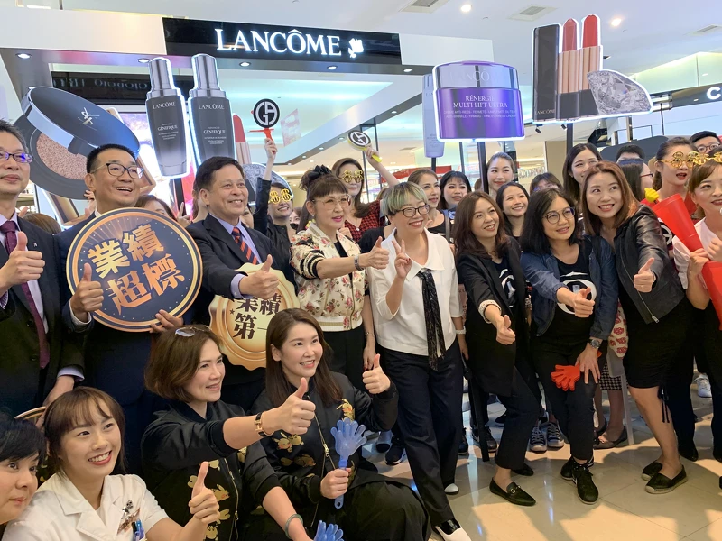 遠百徐雪芳總經理名列2023HBR上市TOP20榜上,經營成效備受肯定。 遠百徐雪芳總經理名列2023HBR上市TOP20榜上,經營成效備受肯定。