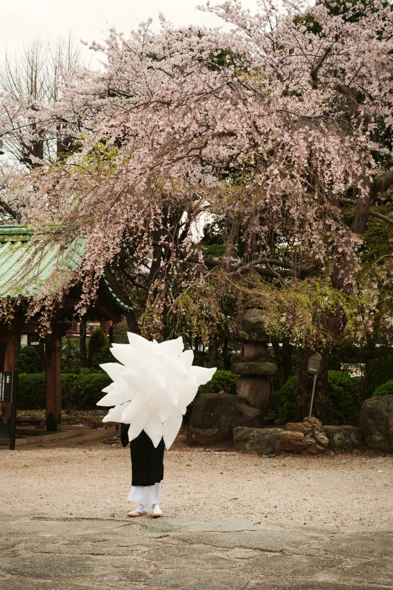 Shin Noguchi - Budapest holding balloons