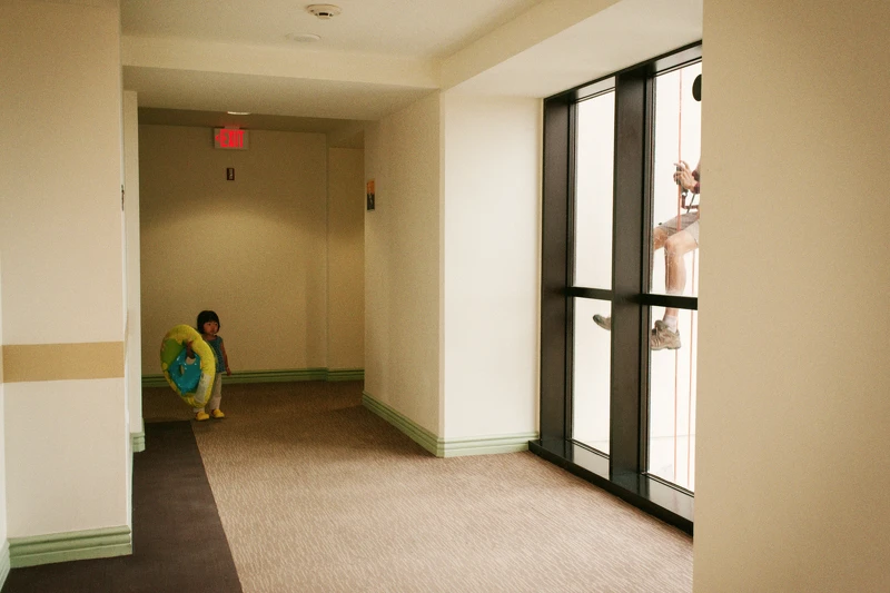 Shin Noguchi - Child looking at window clearner