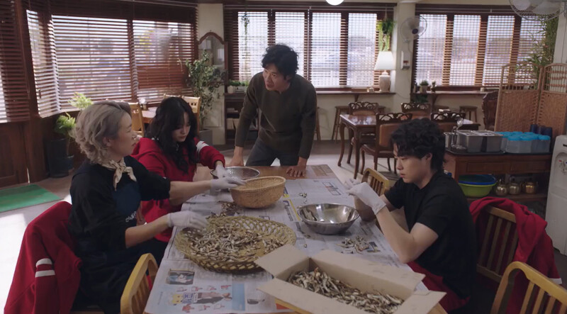 驅魔人隱身「姊姊家麵館」，太平之時都在處理小魚乾準備熬湯，開店營業毫不馬虎