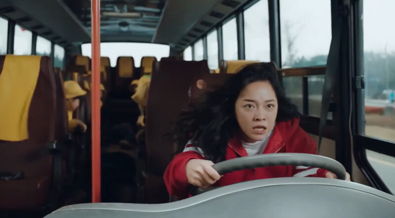 金世正踢飛壞人跳上駕駛座，演出《捍衛戰警》橋段