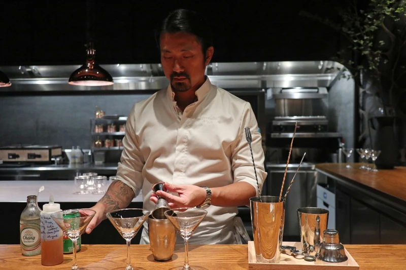 就定位後主廚隨即在面前調製迎賓飲料。 就定位後主廚隨即在面前調製迎賓飲料。