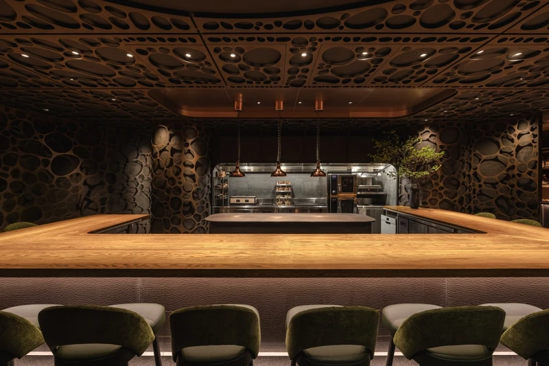 以板前位置供餐。 以板前位置供餐。