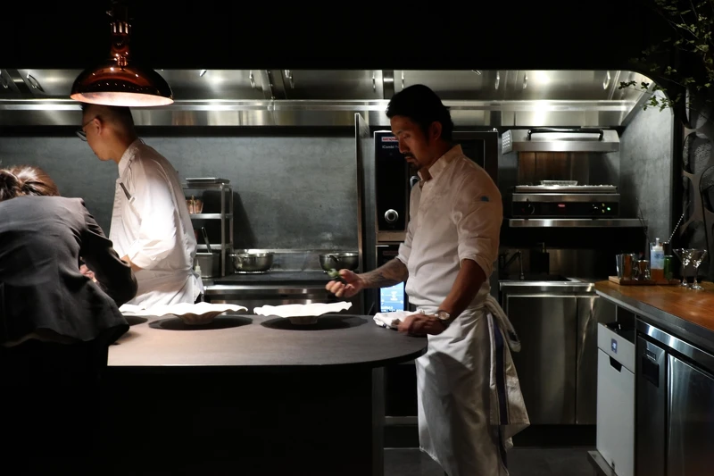 開放式的廚房兼具賓客劇場式沈浸體驗。 開放式的廚房兼具賓客劇場式沈浸體驗。
