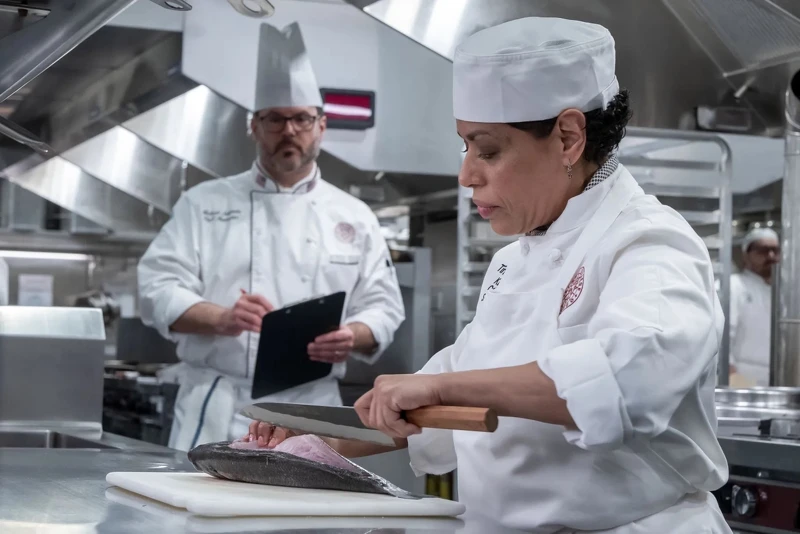 年過半百餐廳員工蒂娜（Tina）和埃布拉海（Ebraheim）則來到廚藝學校進修。