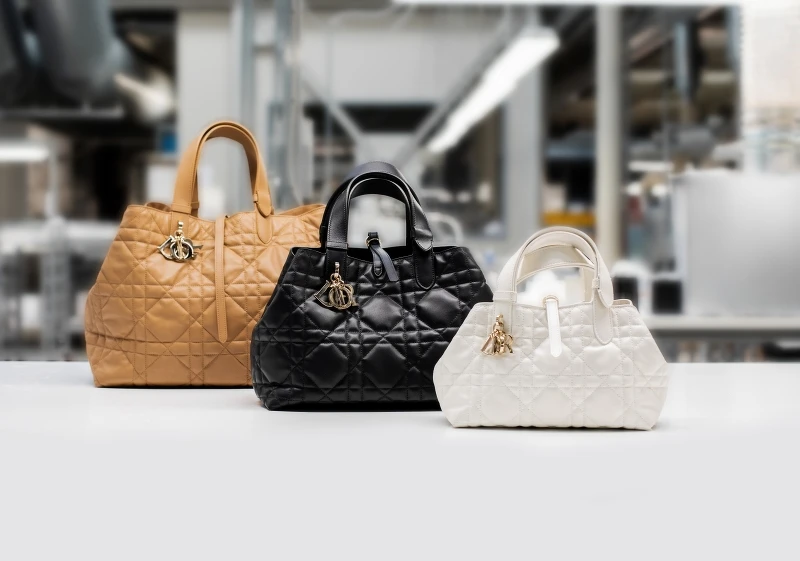 DIOR TOUJOURS 焦糖棕大型提包 NT.145,000、DIOR TOUJOURS 黑色中型提包 NT.130,000、DIOR TOUJOURS 白色小型提包 NT.115,000