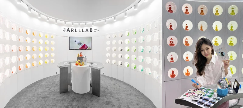 2023上海設計展JARLLLAB展覽區以彩虹漸變的水晶球牆吸引種多人停佇，就連小紅書上的KOL Ciara也到現場訂作專屬自己的風格水晶球。