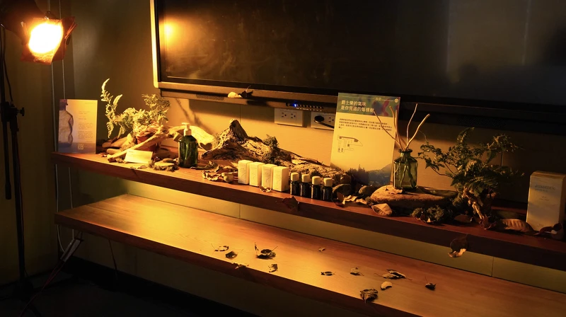 【啟靈】約翰.柯川與法老王.山德斯的爵士充滿靈性探索,輔以綠藤生機香氛品牌 auscentic 混有佛手柑、松針、苦橙葉的「山山 Here I Calm」系列,帶來「啟靈」般的心情想像。 【啟靈】約翰.柯川與法老王.山德斯的爵士充滿靈性探索,輔以綠藤生機香氛品牌 auscentic 混有佛手柑、松針、苦橙葉的「山山 Here I Calm」系列,帶來「啟靈」般的心情想像。