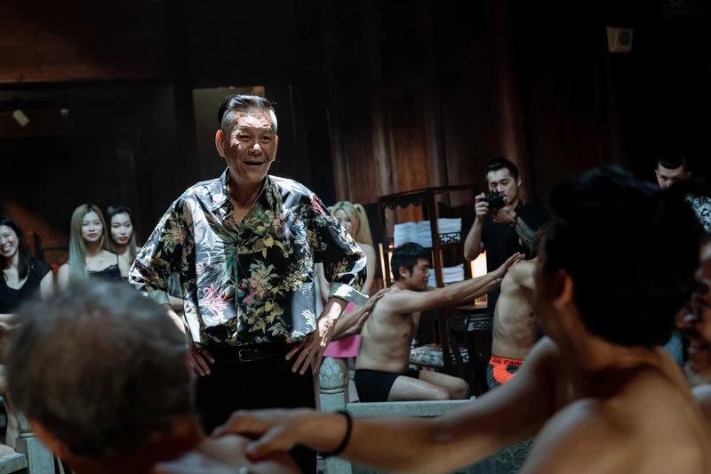 《地獄里長》已故演員龍劭華(中)飾演地方勢力龐大的議長,開設神秘招待所 《地獄里長》已故演員龍劭華(中)飾演地方勢力龐大的議長,開設神秘招待所