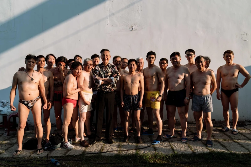 《地獄里長》已故演員龍劭華(左十)大方與劇中接受「招待」的里長演員們合影,右七為林哲熹 《地獄里長》已故演員龍劭華(左十)大方與劇中接受「招待」的里長演員們合影,右七為林哲熹